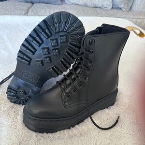 Dr. Martins Jadon II boot mono platform